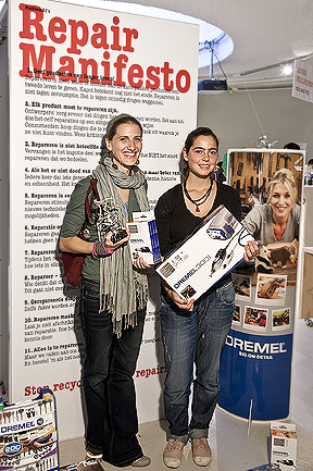 The winner and runner-up: Siba Sahabi and Calypso Schuijt with their prizes, photography Leo Veger