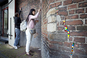 Reparaties aan de Waag in Amsterdam met LEGO tijdens een workshop met Jan Vormann, fotografie Johannes Abeling