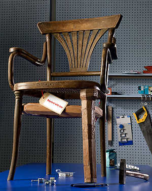 Thonet-stoel gerepareerd door Harco Rutgers, fotografie Leo Veger