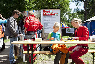 Quick fixes met wolplamuur worden terplekke uitgevoerd - Fotografie Johannes Abeling